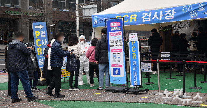 부산은 코로나19 신규 확진자가 1만 명 대로 떨어졌지만, 하루 만에 확진자 60명이 숨져 역대 최다 사망자가 나왔다. 박종민 기자