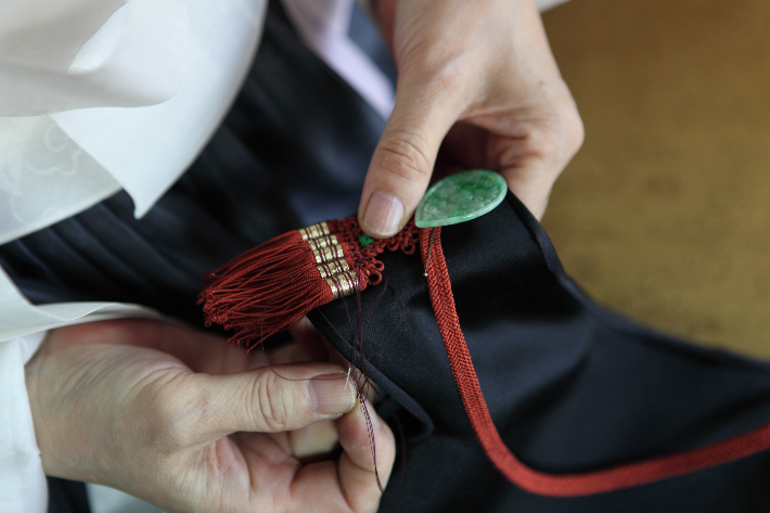 손바느질로 한복을 만들고 있는 모습(조바위의 장식대기) 문화재청 제공 