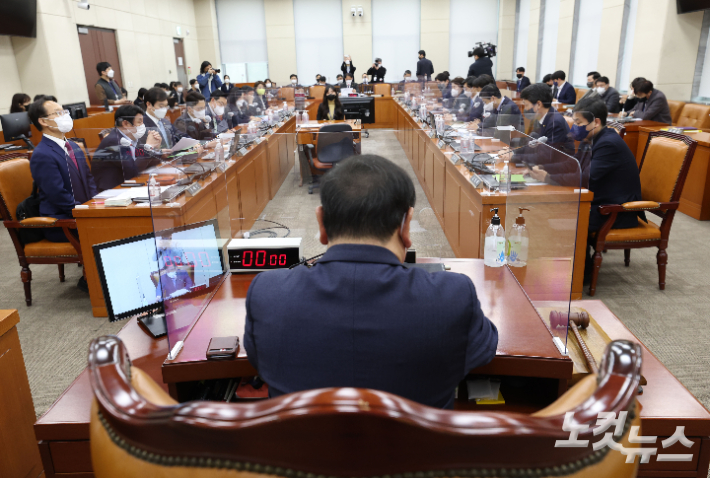 24일 국회에서 정치개혁특별위원회 전체회의가 열리고 있다. 윤창원 기자
