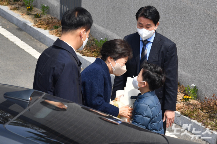 박근혜 전 대통령이 24일 오후 대구 달성군 사저에 도착, 한 초등학생으로부터 환영받고 있다. 박종민 기자