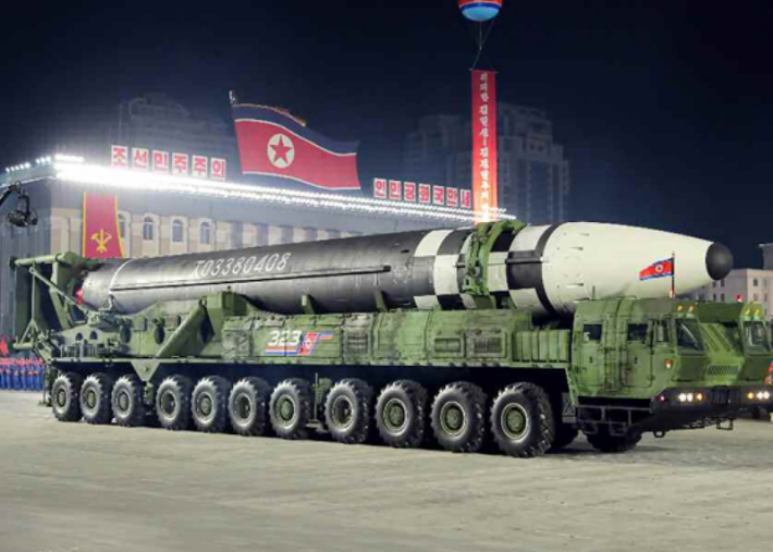 북한이 지난 2020년 10월 10일 노동당 창건 75주년 기념 열병식에서 미 본토를 겨냥할 수 있는 신형 대륙간탄도미사일(ICBM)을 공개한 모습. 연합뉴스