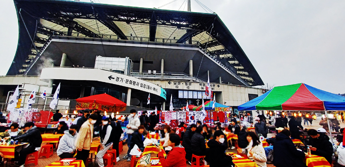 축구를 보기 전에 서울월드컵경기장 앞 노점에서 음식을 즐기고 있는 팬들. 노컷뉴스