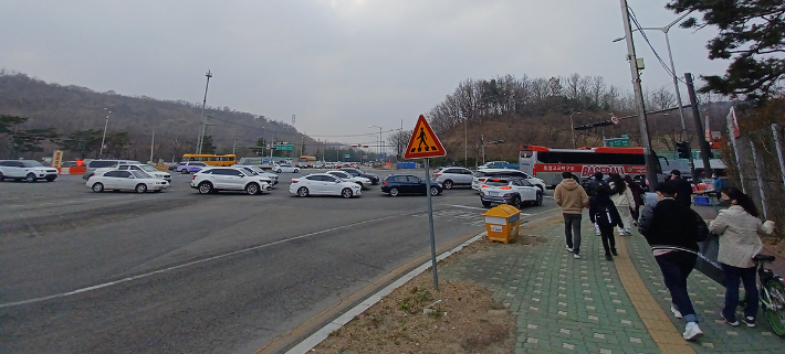 경기 시작 3시간 전부터 주차하는 차량으로 혼잡해진 서울월드컵경기장. 노컷뉴스