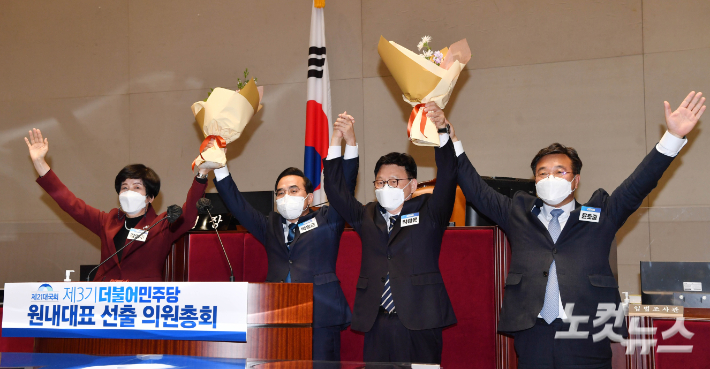 더불어민주당 새 원내대표 선출된 박홍근 의원(왼쪽 두번째)이 24일 국회에서 열린 제3기 원내대표 선출을 위한 의원총회에서 기념촬영을 하고 있다. 윤창원 기자
