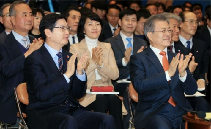 지난 2018년 경남도청을 찾은 문재인 대통령과 김경수 경남지사. 경남도청 제공