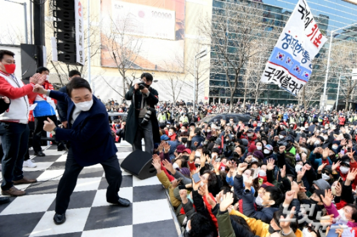 윤석열 대통령 당선인이 후보 시절인 지난달 19일 경남 양산시 이마트 양산점 인근에서 열린 유세에서 '어퍼컷 세리머니'를 하고 있다. 국회사진취재단