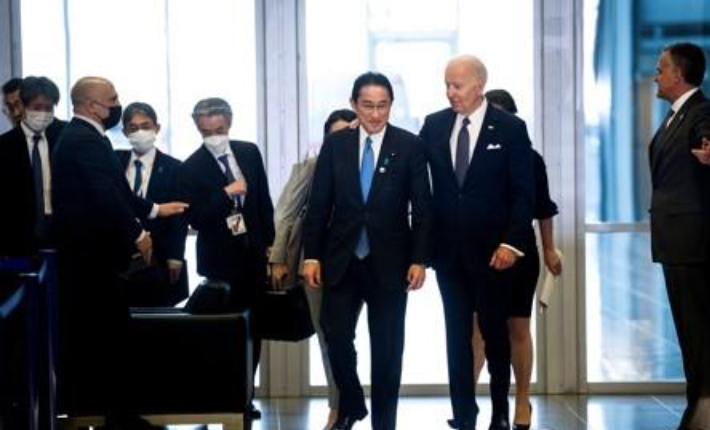 조 바이든 미국 대통령과 기시다 후미오 일본 총리가 24일(현지시간) 벨기에 브뤼셀에서 열린 주요 7개국(G7) 정상회의를 위해 입장하고 있다. 연합뉴스