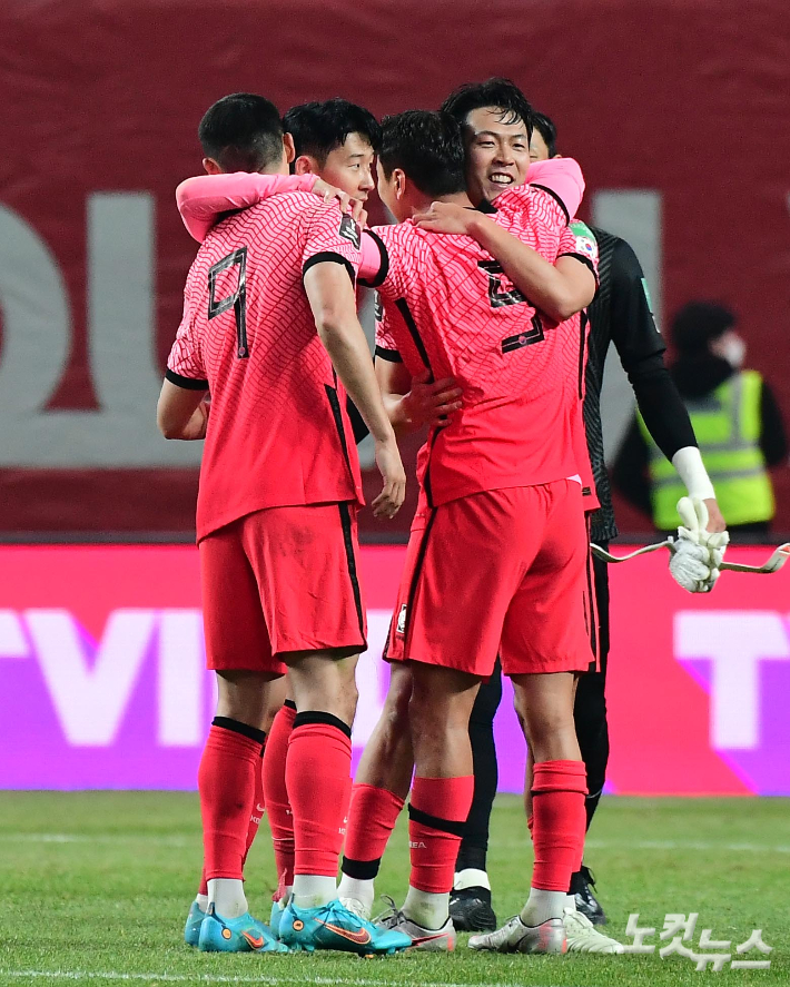 축구 대표팀 손흥민과 김영권이 24일 오후 서울 마포구 월드컵경기장에서 열린 '카타르 월드컵' 최종예선 이란과의 경기에서 2 대 0 승리 후 미소짓고 있다. 황진환 기자