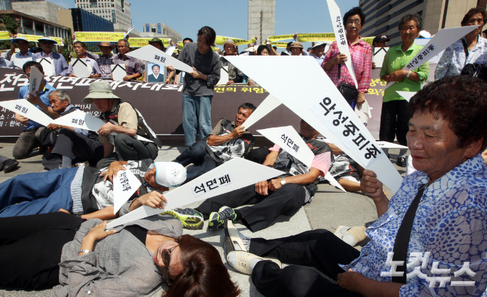 부산시가 과거 석면공장, 슬레이트 밀집 지역, 수리조선소 등 인접지 등에 거주한 부산시민 1천여 명을 대상으로 '찾아가는 무료건강검진'을 시행한다. '전국석면피해자대회' 참석자들이 석면질환에 죽어가는 피해자들을 표현하는 퍼포먼스를 진행하고 있다. 황진환 기자