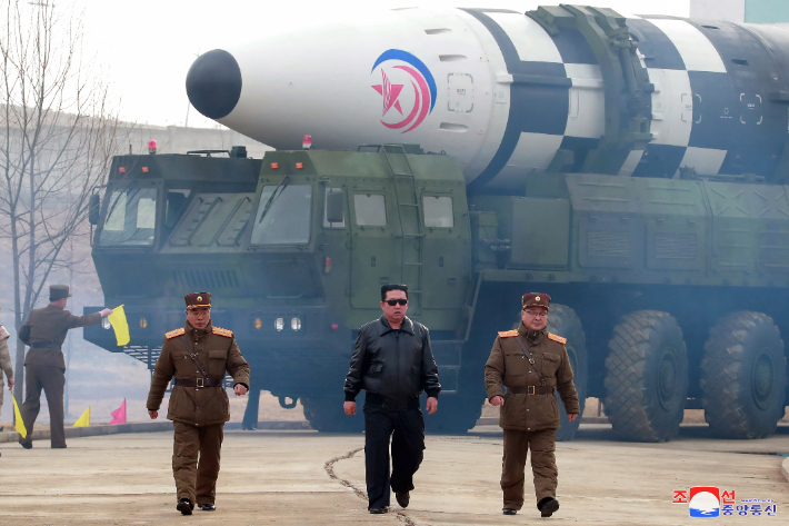 북한 김정은, 어제 신형ICBM 화성-17형 시험발사 명령. 연합뉴스