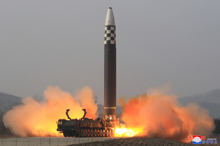 북한이 전날 김정은 국무위원장의 지도 아래 신형 대륙간탄도미사일(ICBM) '화성-17형' 시험발사를 단행했다고 25일 조선중앙통신이 보도했다. 조선중앙통신 캡처
