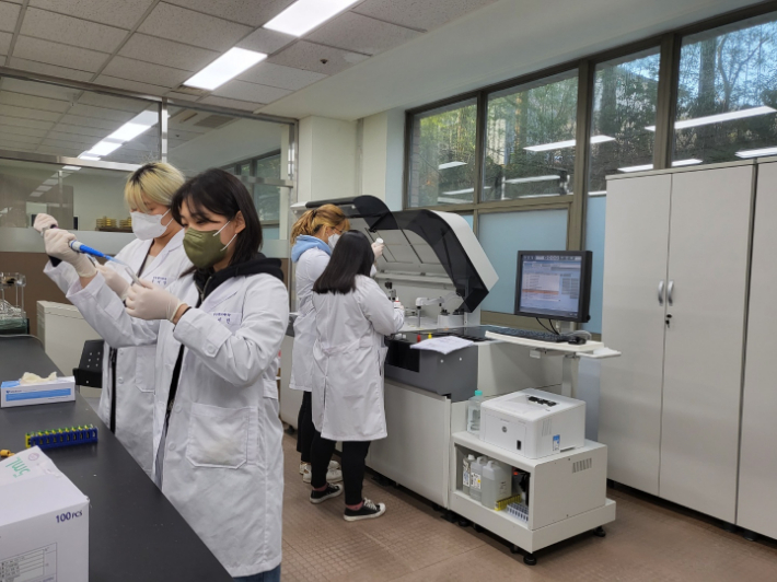 생화학 분석 장치로 환자의 혈액, 체액 안의 인체 대사와 관련한 물질들을 검출하는 모습. 호남대 제공
