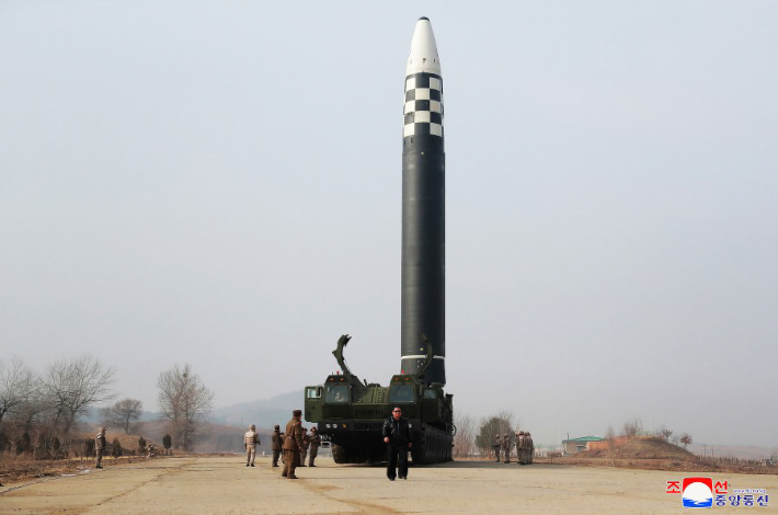 북한이 전날 김정은 국무위원장의 지도 아래 신형 대륙간탄도미사일(ICBM) '화성-17형' 시험발사를 단행했다고 조선중앙통신이 25일 보도했다. 북한이 공개한 사진에서는 다소 황사가 보이기는 하지만 대체로 맑은 날씨다. 연합뉴스