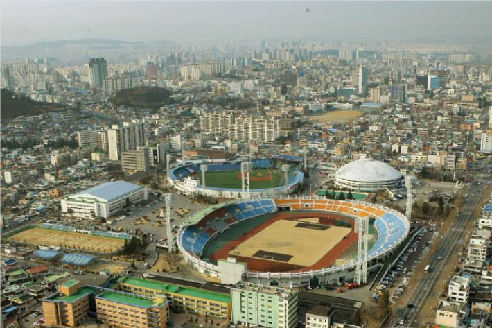 한밭종합운동장. 한화이글스 홈구장인 한화생명이글스파크 바로 앞에 위치해 있다. 대전시 제공