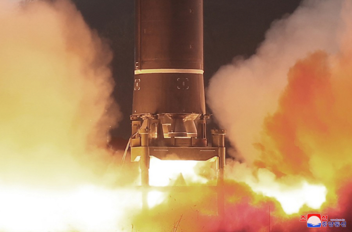 북한이 전날 김정은 국무위원장의 지도 아래 신형 대륙간탄도미사일(ICBM) '화성-17형' 시험발사를 단행했다고 조선중앙통신이 25일 보도했다.연합뉴스
