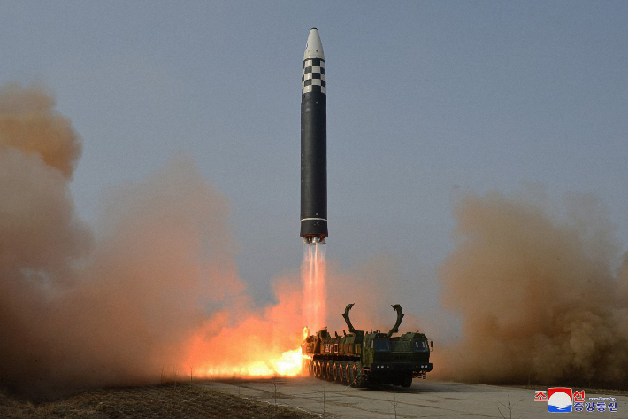 북한이 전날 김정은 국무위원장의 지도 아래 신형 대륙간탄도미사일(ICBM) '화성-17형' 시험발사를 단행했다고 조선중앙통신이 25일 보도했다. 연합뉴스