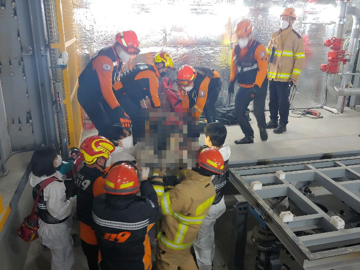 25일 오전 부산 한 신축건물 주차타워 안에서 30대 중국인 작업자가 리프트에 끼여 숨지는 사고가 발생했다. 부산 연제경찰서 제공