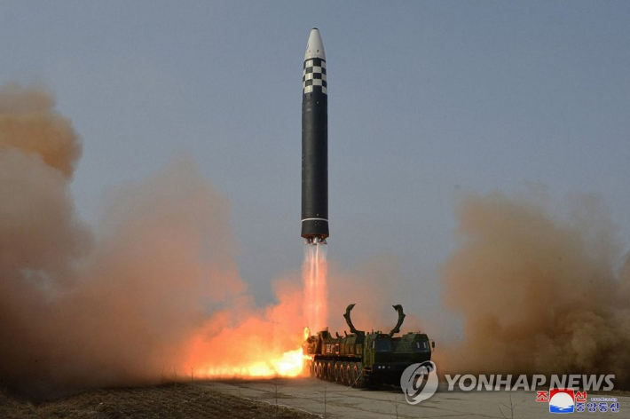 (평양 조선중앙통신=연합뉴스) 북한이 전날 김정은 국무위원장의 지도 아래 신형 대륙간탄도미사일(ICBM) '화성-17형' 시험발사를 단행했다고 조선중앙통신이 25일 보도했다. 2022.3.25   