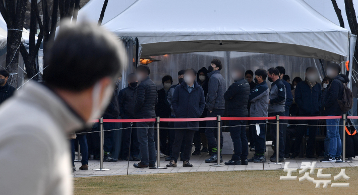 서울광장에 마련된 임시선별검사소를 찾은 시민들이 검사를 받기 위해 줄을 서 있다. 박종민 기자