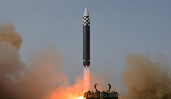 북한이 전날 김정은 국무위원장의 지도 아래 신형 대륙간탄도미사일(ICBM) '화성-17형' 시험발사를 단행했다고 조선중앙통신이 지난 25일 보도했다. 연합뉴스