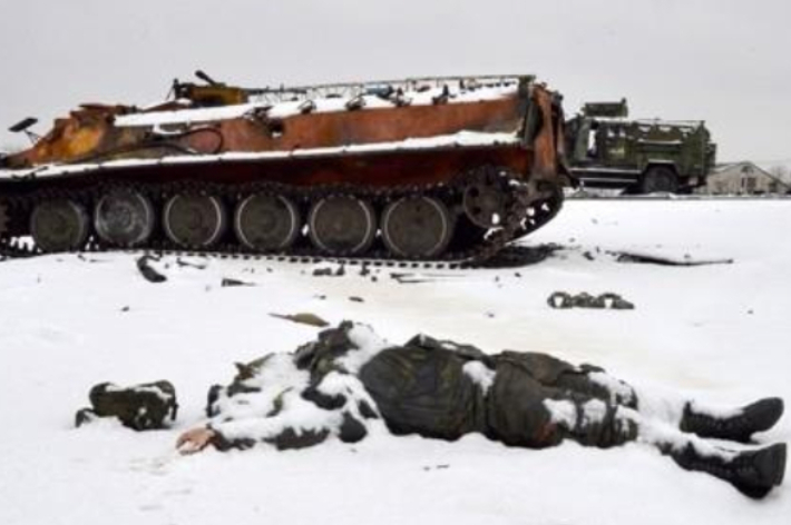 우크라이나전장에 방치돼 있는 러시아군 시신. 연합뉴스