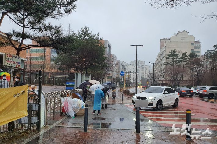 26일 순경 1차 필기시험이 치러지는 서울 은평구 진관중학교 앞 모습. 차민지 기자