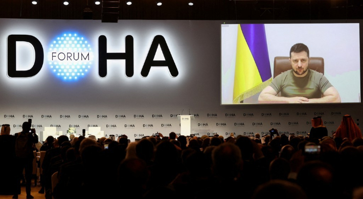 26일(현지시간) 볼로디미르 젤렌스키 우크라이나 대통령이 카타르 도하에서 열린 도하포럼 개막 세션에서 화상을 통해 연설하고 있다. 연합뉴스