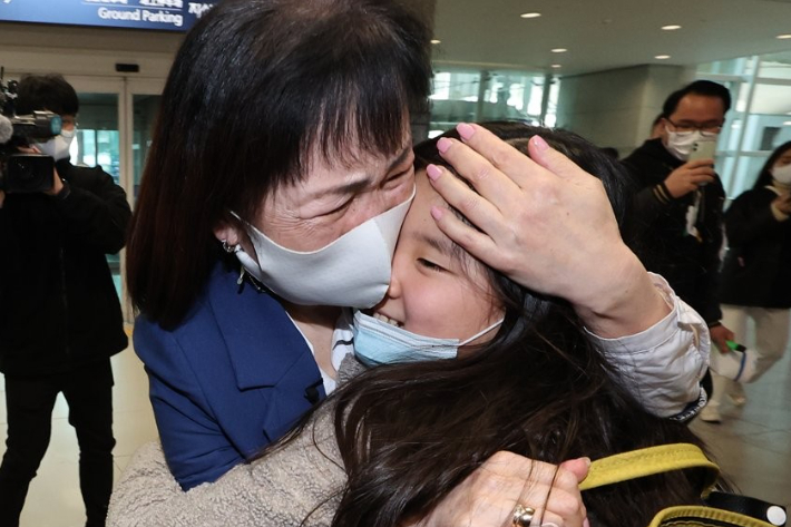 우크라이나를 탈출한 후 헝가리를 거쳐 인천공항으로 들어온 우크라이나 출신 고려인 동포 아니따 양이 지난 22일 인천국제공항에서 할머니 남루이자씨와 만나 기뻐하고 있다. 아니따 양은 광주 고려인마을 주선으로 이날 입국했다. 연합뉴스