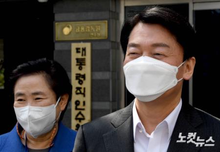 미소짓는 안철수 인수위원장