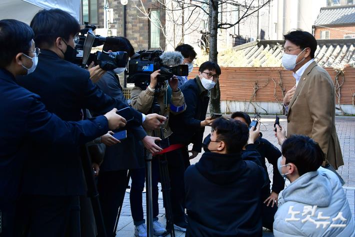 文·尹 청와대 만찬 회동 관련 취재진의 질문받는 장제원 당선인 비서실장