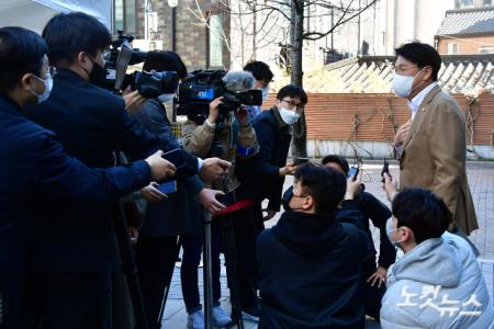 文·尹 청와대 만찬 회동 관련 취재진의 질문받는 장제원 당선인 비서실장