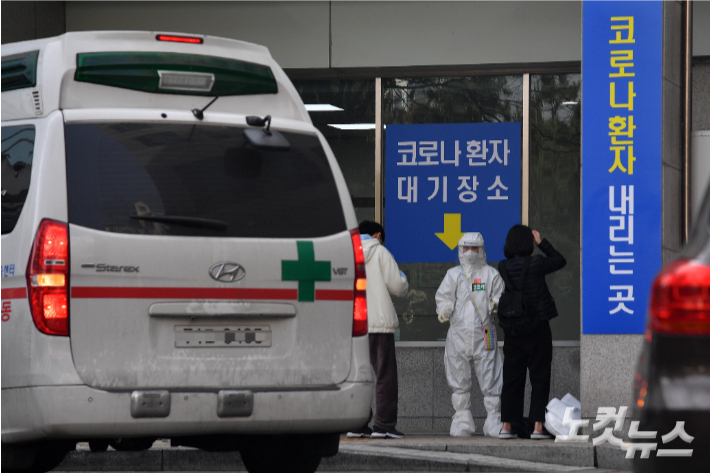 서울 은평구 서북병원에서 의료진이 코로나19 환자에게 안내를 하고 있다. 박종민 기자