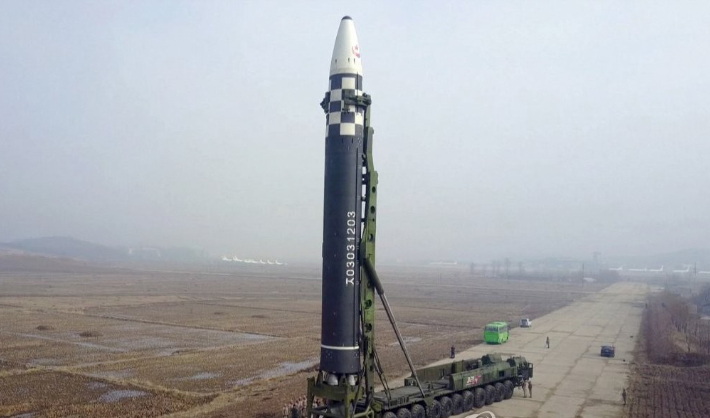 북한은 지난 24일 이뤄진 장거리 탄도미사일 발사가 김정은 국무위원장의 지도 아래 실시된 신형 대륙간탄도미사일(ICBM) '화성-17형' 시험발사였다고 주장했다. 연합뉴스