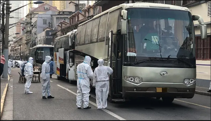 상하이 중위험 지역 주민들이 집중격리 시설로 옮겨지고 있다. 바이두 캡처 