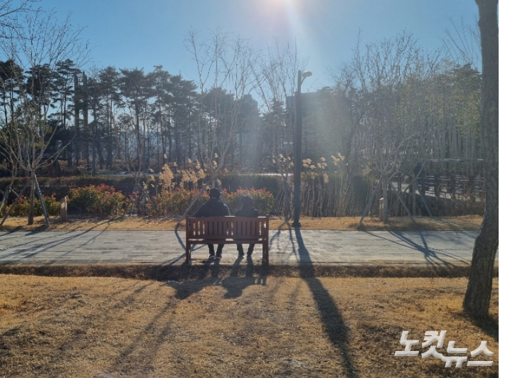 부산시민공원에서 시민들이 벤치에 앉아 휴식을 취하고 있다. 박진홍 기자