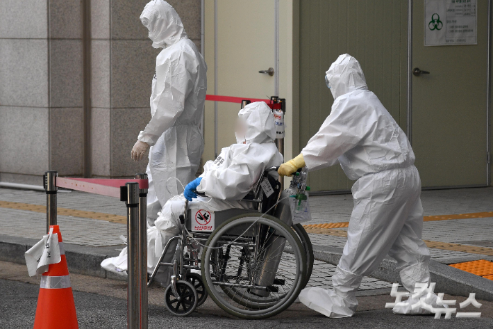 서울 은평구 서북병원에서 의료진이 코로나19 환자를 옮기고 있다. 박종민 기자