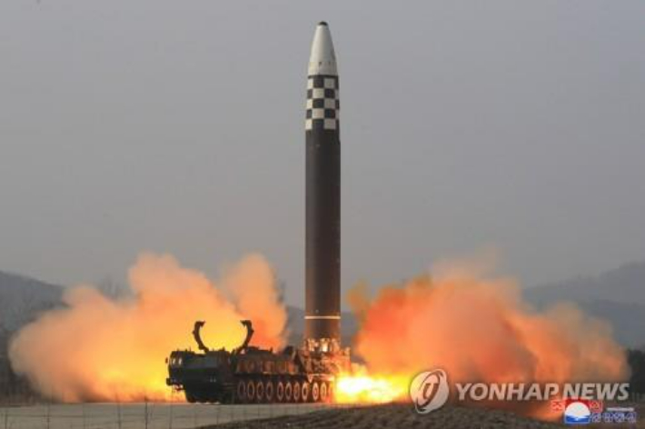 북한이 전날 김정은 국무위원장의 지도 아래 신형 대륙간탄도미사일(ICBM) '화성-17형' 시험발사를 단행했다고 25일 조선중앙통신이 보도했다. 