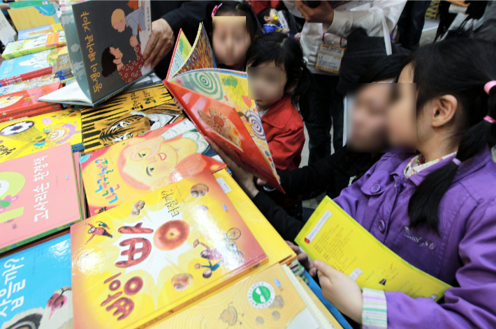 유아교육전에서 책 보는 아이들. 기사 내용과 관련 없음. 박정호 기자