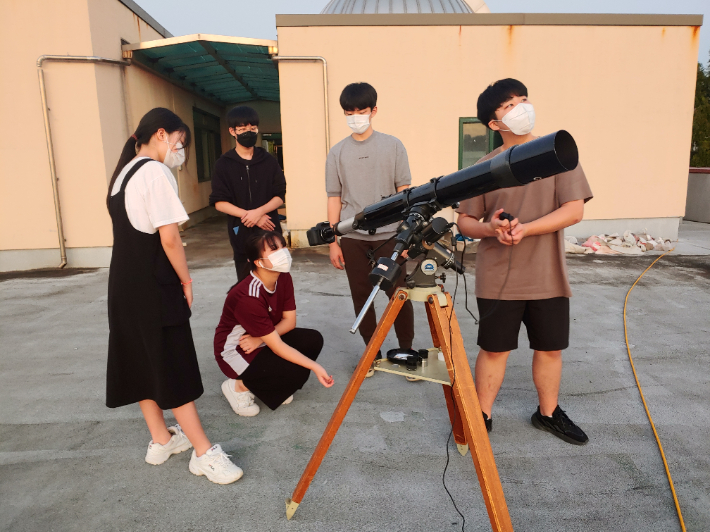 과학영재교육원 사사과정 학생 활동 모습. 전북대 제공