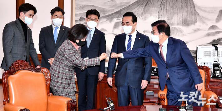 더불어민주당 신임 원내대표단과 만나는 박병석 국회의장