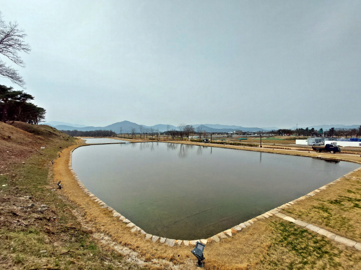 완공을 앞둔 월성 해자 모습 전경. 경주시 제공