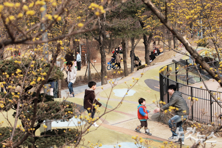 서울 성수동 서울숲을 찾은 시민들이 봄을 만끽하고 있다.