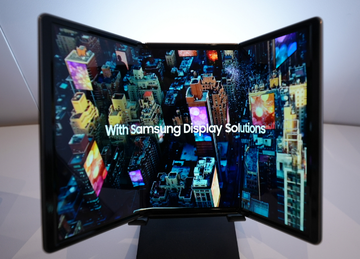 삼성디스플레이가 지난 1월 'CES 2022'에서 공개한 '플렉스 G'. 삼성디스플레이 제공.