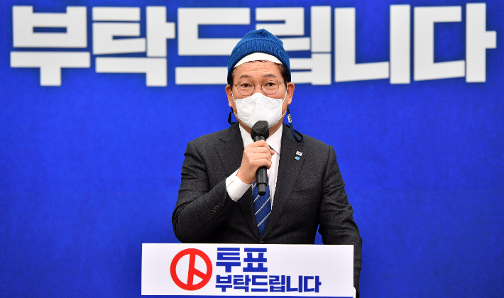 송영길 더불어민주당 대표가 9일 서울 여의도 국회에서 투표 독려 기자회견을 하고 있다. 박종민 기자