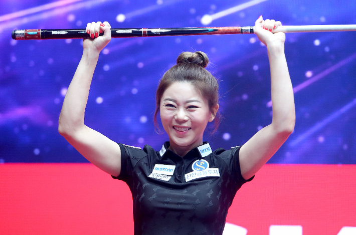 김가영이 28일  'SK렌터카 LPBA 월드챔피언십 2022' 결승에서 스롱 피아비를 꺾고 우승한 뒤 기뻐하고 있다. PBA