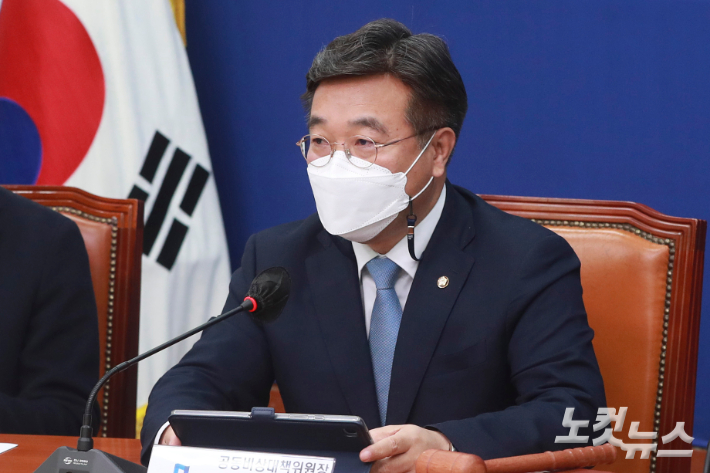 더불어민주당 윤호중 공동비상대책위원장(가운데)이 28일 오전 서울 여의도 국회에서 열린 비상대책위원회의에서 모두발언을 하고 있다. 윤창원 기자