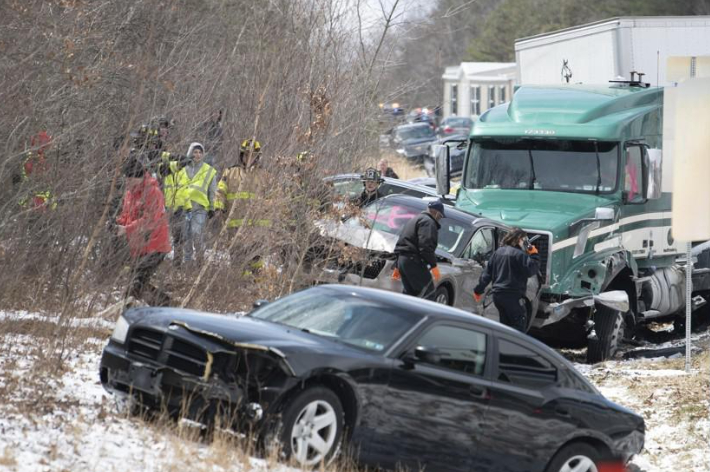 미국 펜실베이니아주 고속도로에서 벌어진 최소 50중 연쇄추돌 사고 현장. 연합뉴스
