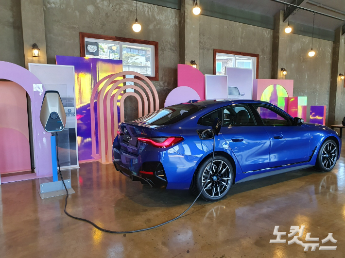 BMW i4. 김승모 기자 