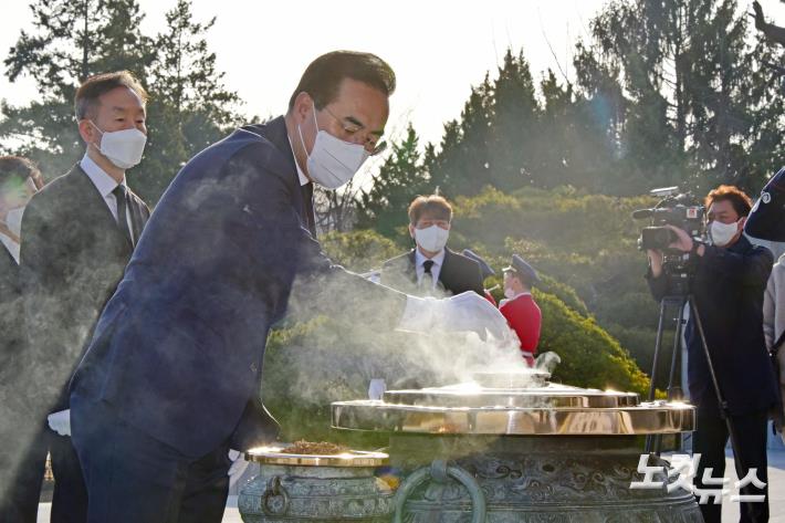 분향하는 박홍근 신임 원내대표