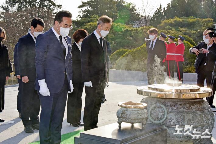 현충원 참배하는 민주당 박홍근 신임 원내대표